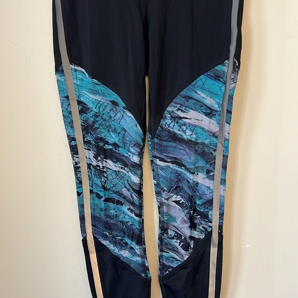 Lululemon Run to Reset Tight 25" size 4 in Black / Frozen Island Multi - Picture 6 of 15